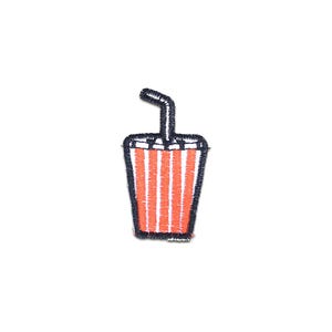 Puede incluir: Parche bordado con un vaso de refresco de dibujos animados con una pajita. La taza tiene rayas verticales naranjas y blancas, contorneadas en negro. La pajita también es negra. El parche es para ropa o accesorios.