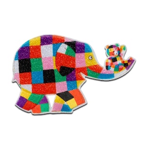 Op de afbeelding: Een kleurrijke patchwork-olifant met een kleinere patchwork-olifant op zijn slurf. De olifant is gemaakt van verschillende kleuren, waaronder rood, blauw, groen, geel en paars.
