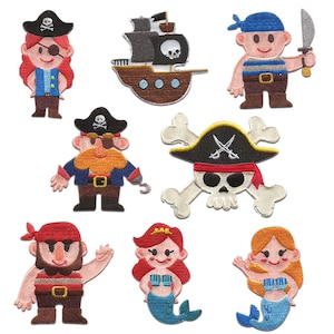 Può includere: Una collezione di toppe ricamate con disegni a tema pirata. Le toppe includono una nave pirata, teschio e ossa incrociate, pirati con benda sull'occhio e spade e sirene. Le toppe sono colorate e dettagliate, con uno stile a cartone animato.