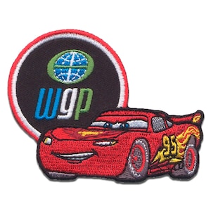 Könnte beinhalten: Gesticktes Patch-Set mit einem roten Rennwagen mit der Nummer 95 und einem Flammendesign. Das Set enthält einen runden Patch mit den Buchstaben "WGP" und einem Globus-Design, umrandet in Rot und Weiß.