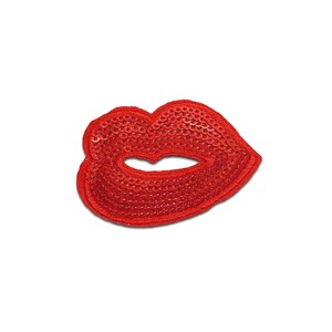 Könnte beinhalten: Ein roter Lippen-Aufnäher mit Pailletten. Der Aufnäher hat die Form eines Lippenpaares mit einer definierten Kontur und einer leichten Kurve. Die Pailletten sind dicht gepackt, wodurch der Aufnäher glänzend wirkt. Der Aufnäher befindet sich auf weißem Hintergrund.