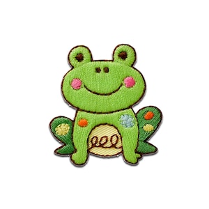 Könnte beinhalten: Grüne gestickte Frosch-Applikation mit gelbem Bauch und braunen Augen. Der Frosch hat ein lächelndes Gesicht und sitzt mit ausgestreckten Beinen.