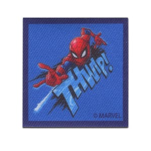 Pode incluir: Patch quadrado azul com o Homem-Aranha em ação e a palavra "THWAP!" em estilo de banda desenhada. O logótipo da Marvel está no canto inferior direito.