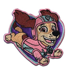 Op de afbeelding: Geborduurde patch met een cartoonhond in een roze en blauw uniform, tegen een paarse hartvormige achtergrond. De hond lacht en lijkt in beweging. De patch heeft een gedetailleerd, gestikt ontwerp.