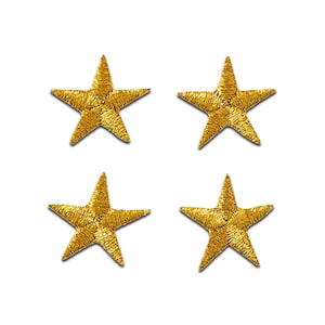 Puede incluir: Cuatro parches bordados dorados en forma de estrella. Cada estrella tiene cinco puntas y una apariencia texturizada y cosida. Las estrellas están dispuestas sobre un fondo blanco, adecuadas para adornar ropa o manualidades.