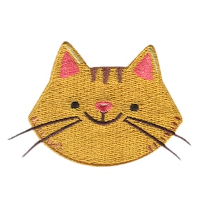 Può includere: Toppa ricamata da stirare con il viso di un gatto giallo con orecchie rosa, strisce marroni e un naso marrone. Il gatto ha occhi neri e un sorriso marrone.