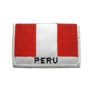 Op de afbeelding: Geborduurde patch met de vlag van Peru. Het ontwerp toont twee rode verticale strepen en een witte middenstreep. Het woord "PERU" is in het zwart geborduurd aan de onderkant.
