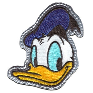 Peut inclure: Patch brodé représentant un dessin animé de Donald Duck avec un chapeau de marin bleu, des plumes blanches et un bec jaune. Le patch a un fond blanc et une bordure gris argent.