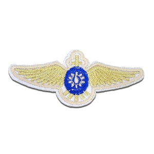 Puede incluir: Parche bordado con un diseño de alas doradas y un emblema azul central. Las alas están detalladas con costuras intrincadas, y el emblema tiene un borde blanco. Adecuado para ropa o accesorios.