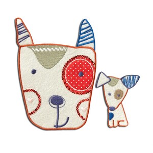 Puede incluir: Dos parches bordados con forma de perro. El parche más grande presenta un fondo blanco con un círculo de lunares rojos, detalles azules y ribete naranja. El parche más pequeño tiene detalles similares. Ambos parches están sobre un fondo blanco.