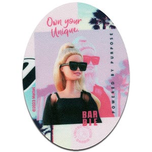 Op de afbeelding: Een ovale sticker met een blonde figuur die een zwarte zonnebril en een zwart topje draagt. De tekst luidt Own your Unique, BARBIE en POWERED BY PURPOSE. De achtergrond bevat abstracte roze en lichtblauwe vormen en palmbomen.