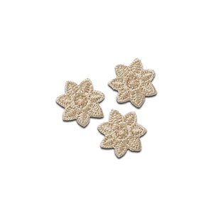 Könnte beinhalten: Drei beigefarbene gestickte Blumenapplikationen. Jede Applikation hat die Form eines fünfzackigen Sterns mit einem detaillierten Blumendesign.