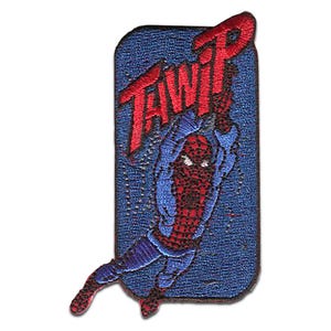 Op de afbeelding: Geborduurde patch met Spider-Man in een dynamische pose, met het woord "TAWIP" in rode, gestileerde letters. De patch heeft een blauwe achtergrond en een rechthoekige vorm.