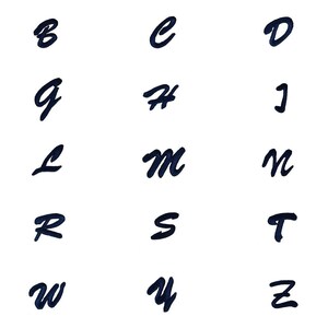 Op de afbeelding: Een handgeschreven alfabet in donkerblauwe kleur, weergegeven op een witte achtergrond. De letters zijn in een cursieve stijl, waarbij elke letter duidelijk zichtbaar is. De letters staan in alfabetische volgorde.