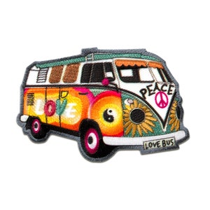 Peut inclure: Un patch brodé coloré représentant un van Volkswagen vintage avec les mots "Peace" et "Love Bus" à l'arrière. Le van est décoré de fleurs, de symboles de paix et du symbole yin-yang.