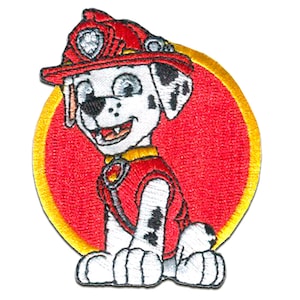 Peut inclure: Un patch brodé représentant un dessin animé de dalmatien portant un casque de pompier rouge et un gilet rouge. Le chien est assis, les pattes croisées, et a une expression amicale. Le patch est entouré d'un cercle rouge avec une bordure jaune.