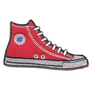 Könnte beinhalten: Roter High-Top-Canvas-Schuh mit weißen Schnürsenkeln und einem weißen Stern-Logo an der Seite.