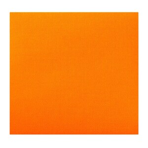 Op de afbeelding: Een vierkant stuk effen oranje stof met een getextureerd oppervlak. De heldere oranje kleur vult het frame en toont de weefsel van het materiaal. De stof lijkt een dicht geweven textiel te zijn.