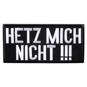 Könnte beinhalten: Schwarzer gestickter Aufnäher mit weißem Text, der "HETZ MICH NICHT!!!" lautet.