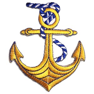 Op de afbeelding: Geborduurde patch met een gouden anker met blauw-witte touwdetails. Het anker heeft een klassiek nautisch ontwerp, met een gedetailleerde, getextureerde uitstraling. De patch is waarschijnlijk bedoeld voor toepassing op kleding of accessoires.