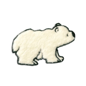 Könnte beinhalten: Ein weißer Aufnäher in Form eines Eisbären mit schwarzer Umrandung. Der Bär hat eine flauschige Textur und eine schwarze Nase und Augen. Der Aufnäher ist wahrscheinlich zum Aufnähen oder Aufbügeln auf Kleidung oder Accessoires.