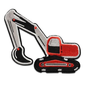 Op de afbeelding: Een geborduurde patch in de vorm van een graafmachine. De machine heeft een zwart-grijze gelede arm met een zwarte bak, een rode cabine met een wit raamgedeelte en een zwarte basis met rood-witte rupsbanddetails en rode accenten.