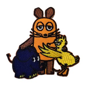 Op de afbeelding: Geborduurde patch met drie stripfiguren: een oranje muis met bruine oren, een blauwe olifant en een gele eend. De muis staat centraal, met de olifant en de eend aan weerszijden. De patch heeft een witte achtergrond.