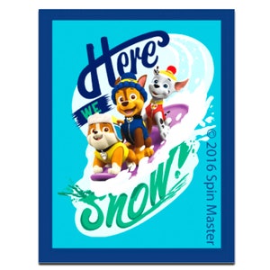 Peut inclure: Image rectangulaire avec bordure bleue représentant trois chiens de dessin animé sur une pente enneigée. Le texte "Here We Snow!" est écrit dans une police ludique. L'image comprend le copyright "© 2016 Spin Master."
