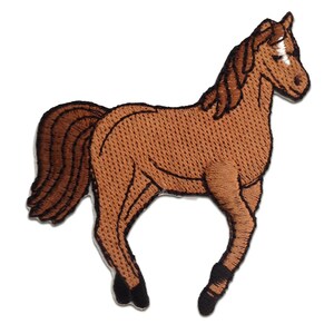 Peut inclure: Écusson brodé représentant un cheval marron de profil. Le cheval a une crinière et une queue marron, avec des sabots noirs. Le patch est conçu avec des coutures détaillées, créant un aspect texturé. Le cheval est représenté en position debout.