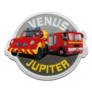 Op de afbeelding: Geborduurde patch met twee rode brandweerwagens met gele en zwarte accenten. De patch heeft een grijze achtergrond met de woorden "VENUS" en "JUPITER" in witte en gele letters. De patch heeft een witte rand.