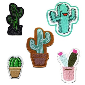 Könnte beinhalten: Fünf gestickte Kaktus-Patches in verschiedenen Stilen. Die Patches sind in den Farben Grün, Braun, Pink und Weiß gehalten. Einige der Kakteen befinden sich in Töpfen.