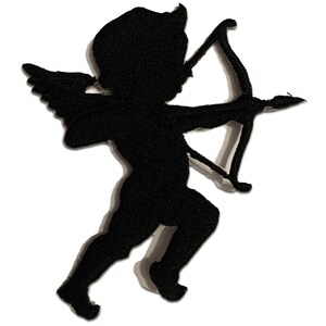 Peut inclure: Silhouette noire d'un cupidon tenant un arc et une flèche. Le cupidon est tourné vers la droite et a des ailes.