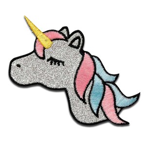Op de afbeelding: Geborduurde eenhoorn patch met een zilveren glitter lichaam, een gouden hoorn en roze en blauwe manen. De patch heeft een zwarte omtrek en is ontworpen voor toepassing op kleding of accessoires.