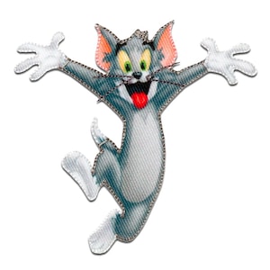 Puede incluir: Un parche de tela bordado que muestra un gato de dibujos animados gris con ojos verdes, orejas rosadas por dentro y una lengua roja. El gato aparece en una pose de salto dinámica con los brazos extendidos, patas blancas y vientre blanco.