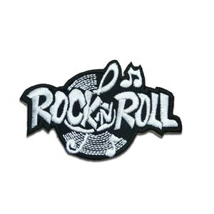 Könnte beinhalten: Ein schwarz-weißer, gestickter Aufnäher mit dem Schriftzug "ROCK N ROLL". Der Aufnäher zeigt Noten und dekorative Nähte, ideal zum Aufnähen auf Kleidung oder Accessoires.