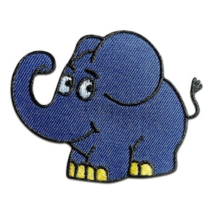 Op de afbeelding: Een blauwe geborduurde strijkpleister van een cartoon-olifant met gele voeten.