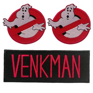 Op de afbeelding: Twee ronde geborduurde patches met een wit spookfiguur in een rode cirkel met een diagonale rode streep, en één rechthoekige zwarte geborduurde patch met de naam VENKMAN in dikke rode hoofdletters gestikt.