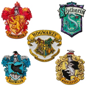 Può includere: Cinque toppe ricamate con gli stemmi delle case di Hogwarts: Grifondoro, Serpeverde, Corvonero, Tassorosso e lo stemma di Hogwarts. Le toppe sono tutte di colori diversi e presentano le mascotte delle case.