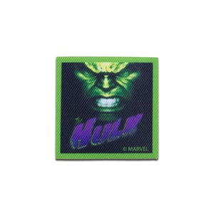 Könnte beinhalten: Quadratischer Aufnäher mit dem Gesicht von Hulk in Grün und Schwarz, mit dem Text "The Hulk" in Lila. Der Aufnäher hat einen grünen Rand und das Marvel-Logo.