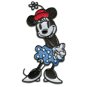 Op de afbeelding: Een geborduurde patch met een zwart-witte cartoonmuis die een rode hoed draagt met een witte bloem erop. De muis draagt een blauwe rok met witte stippen en heeft een brede glimlach.
