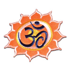 Puede incluir: Parche bordado de color naranja con un símbolo Om blanco y amarillo en el centro. El símbolo Om está rodeado de una flor blanca con 16 pétalos.