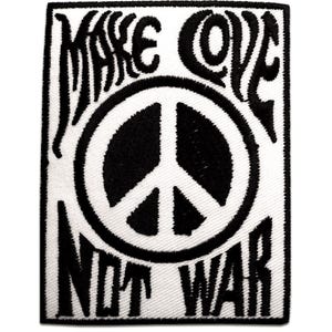 Può includere: Una toppa rettangolare con sfondo bianco e testo e design ricamati in nero. Il testo recita "MAKE LOVE NOT WAR" che circonda un simbolo di pace nero. La toppa ha un bordo nero.