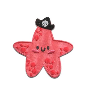 Può includere: Toppa a forma di stella marina rossa con un volto sorridente e un cappello da pirata nero con un teschio bianco. La toppa presenta dettagli ricamati e motivi a pois rossi. Perfetta per decorare vestiti o accessori.