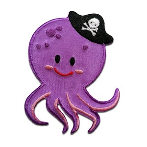 Könnte beinhalten: Lilafarbener Oktopus mit einem schwarzen Piratenhut und einem Totenkopf- und Knochen-Design. Der Oktopus hat ein lächelndes Gesicht und rosa Tentakel.