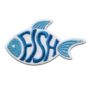 Könnte beinhalten: Blauer gestickter Bügel-Patch in Form eines Fisches mit dem Wort "FISH" in einer stilisierten Schrift.