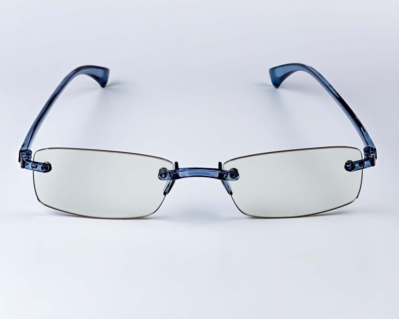 Puede incluir: Un par de gafas azules sin montura con un marco rectangular.