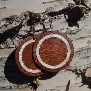 Grandi orecchini in legno di mogano con intarsio in madreperla e ganci in argento sterling