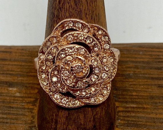 Lovely Gold Toned Cocktail Statement Ring with Diamante Rhinestone Accents Size 9