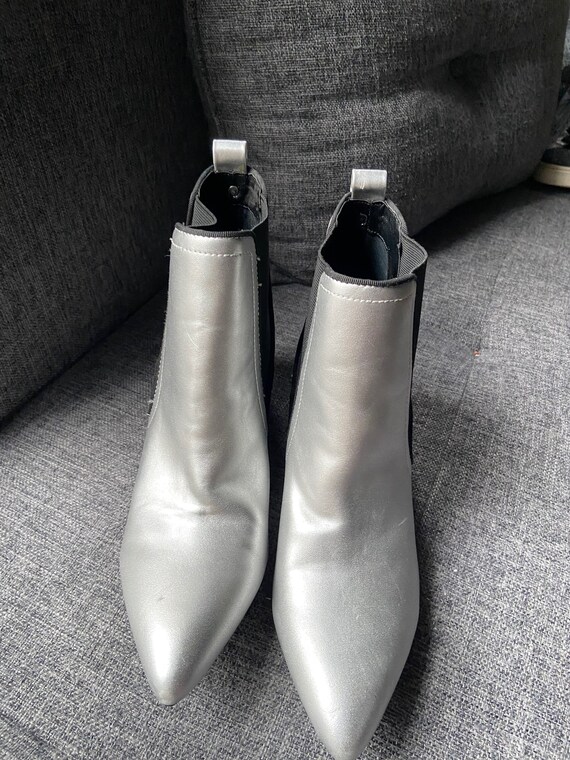 Cute 60s-Inspired Silver Mini Go-Go Chelsea Boots