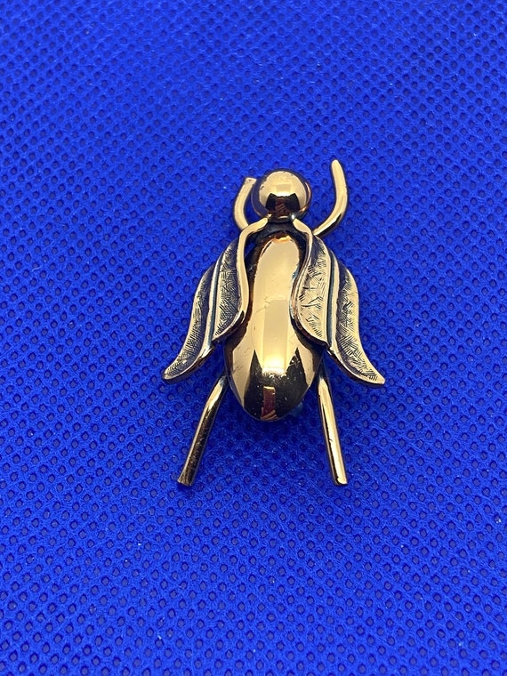 Cute Gold-Toned Fly Brooch